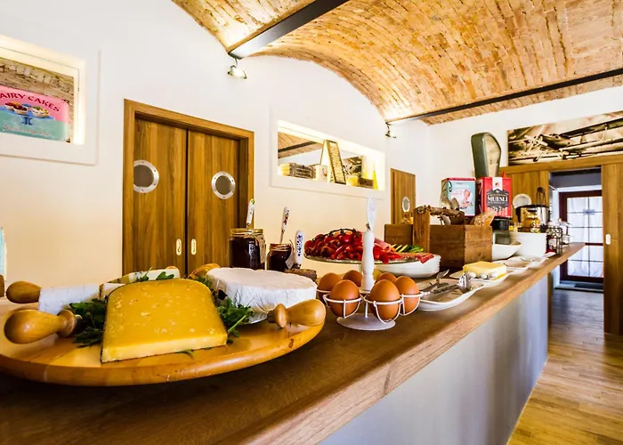 Chateau Nightingales